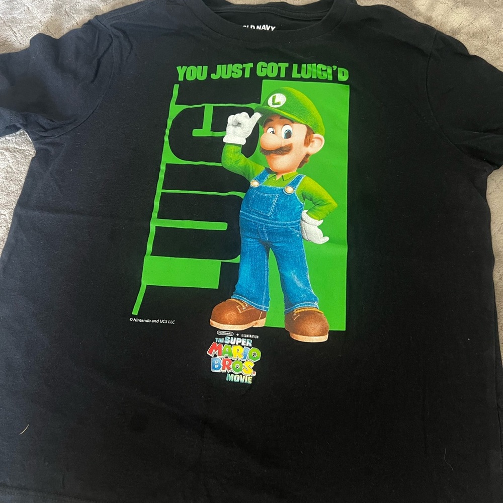 Old Navy graphic T
Super Mario movie 
Black
Kids medium
